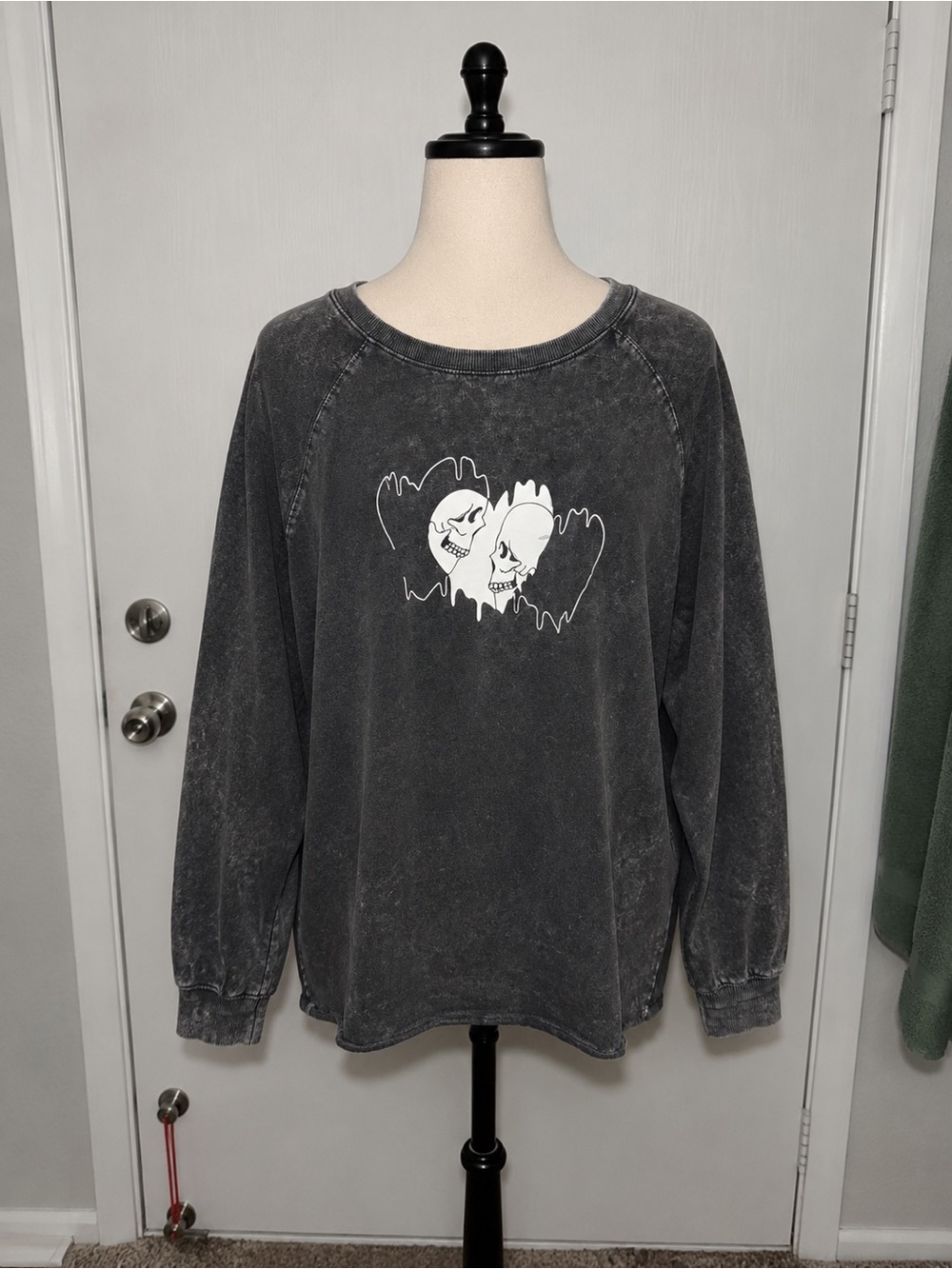 Torrid Size 2 Oversized Skull Graphic Sweatshirt Acid Wash Gray 100% Cotton